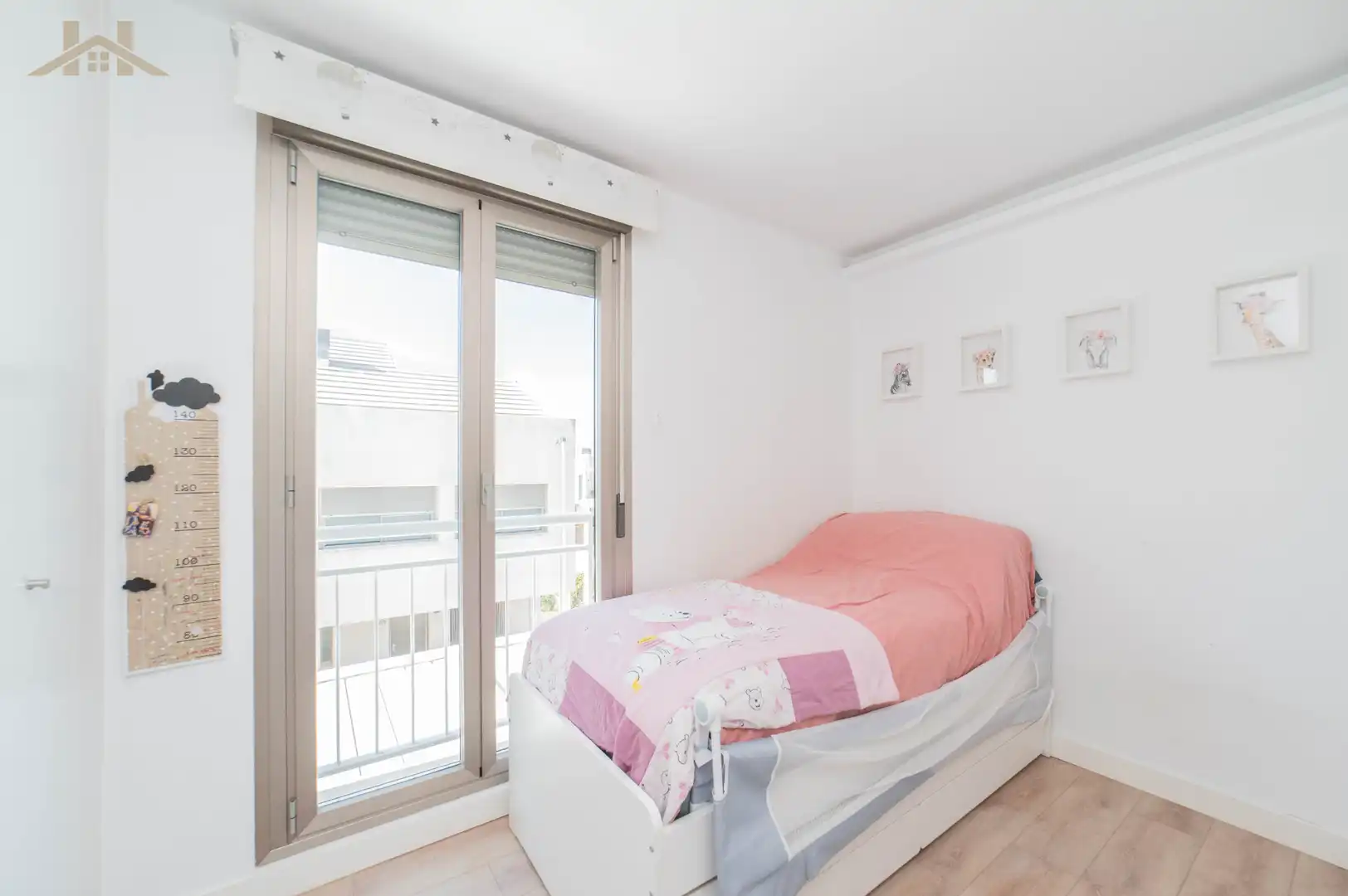 Habitación de Casa adosada en venta en Villaviciosa de Odón con Aire acondicionado, Calefacción y Jardín privado