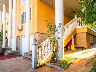 Casa aparellada en venda a Los Villares