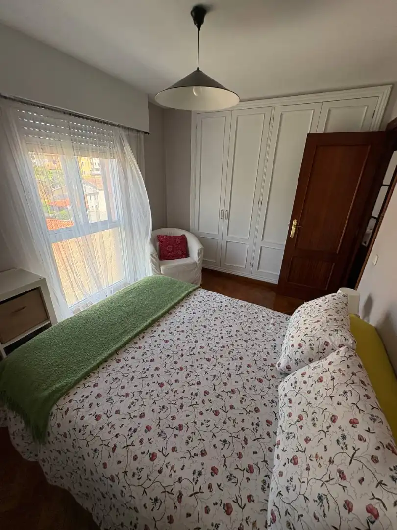 Schlafzimmer von Wohnungen zur Miete in Culleredo mit Heizung, Parkett und Möbliert