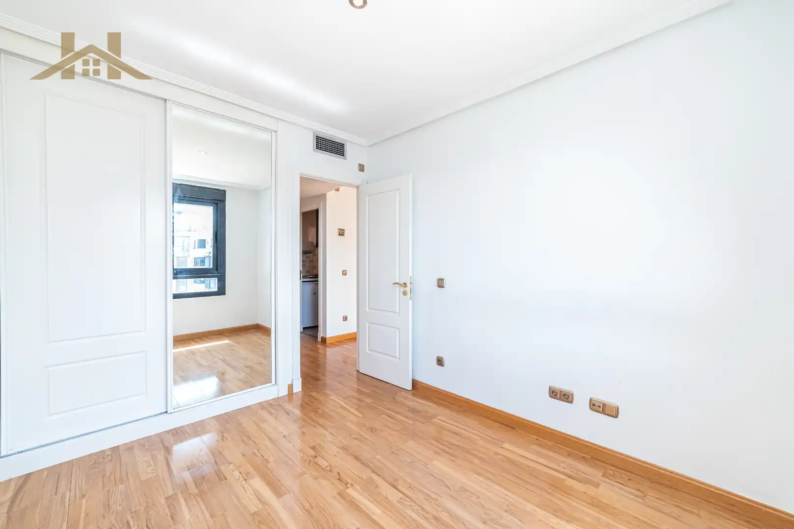 Bedroom of Flat for sale in Madrid  with Air Conditioner, Private garden and Storage room