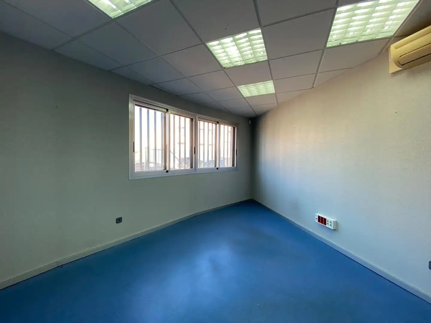 Nave industrial en venta en Torres de la Alameda