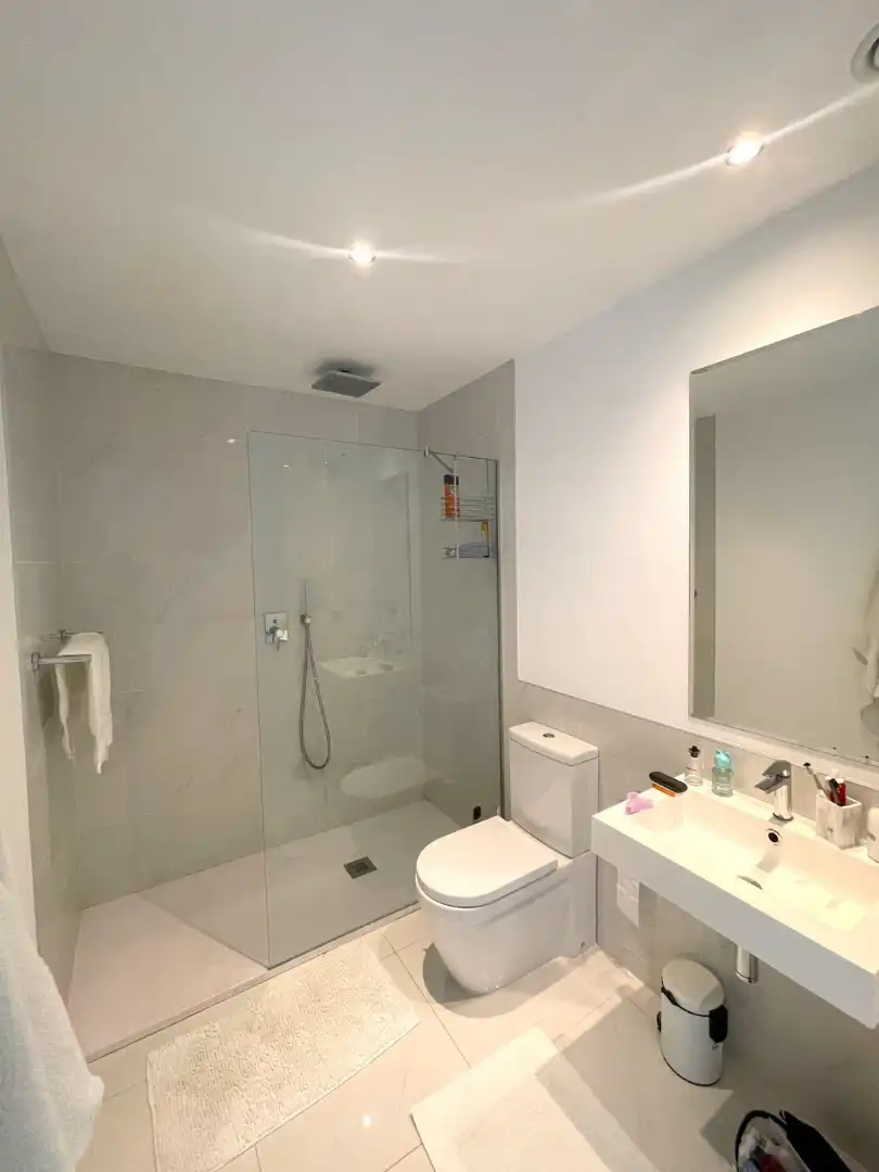 Badezimmer von Wohnung zum Verkauf in Estepona mit Klimaanlage, Privatgarten und Terrasse