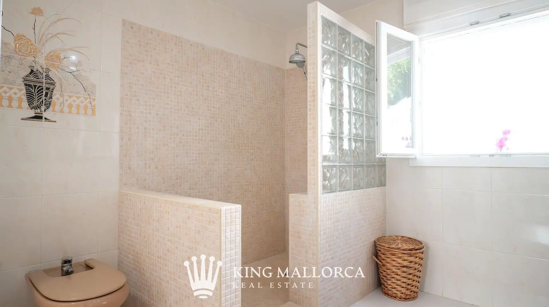Badezimmer von Einfamilien-Reihenhaus zum Verkauf in Calvià mit Klimaanlage, Heizung und Privatgarten