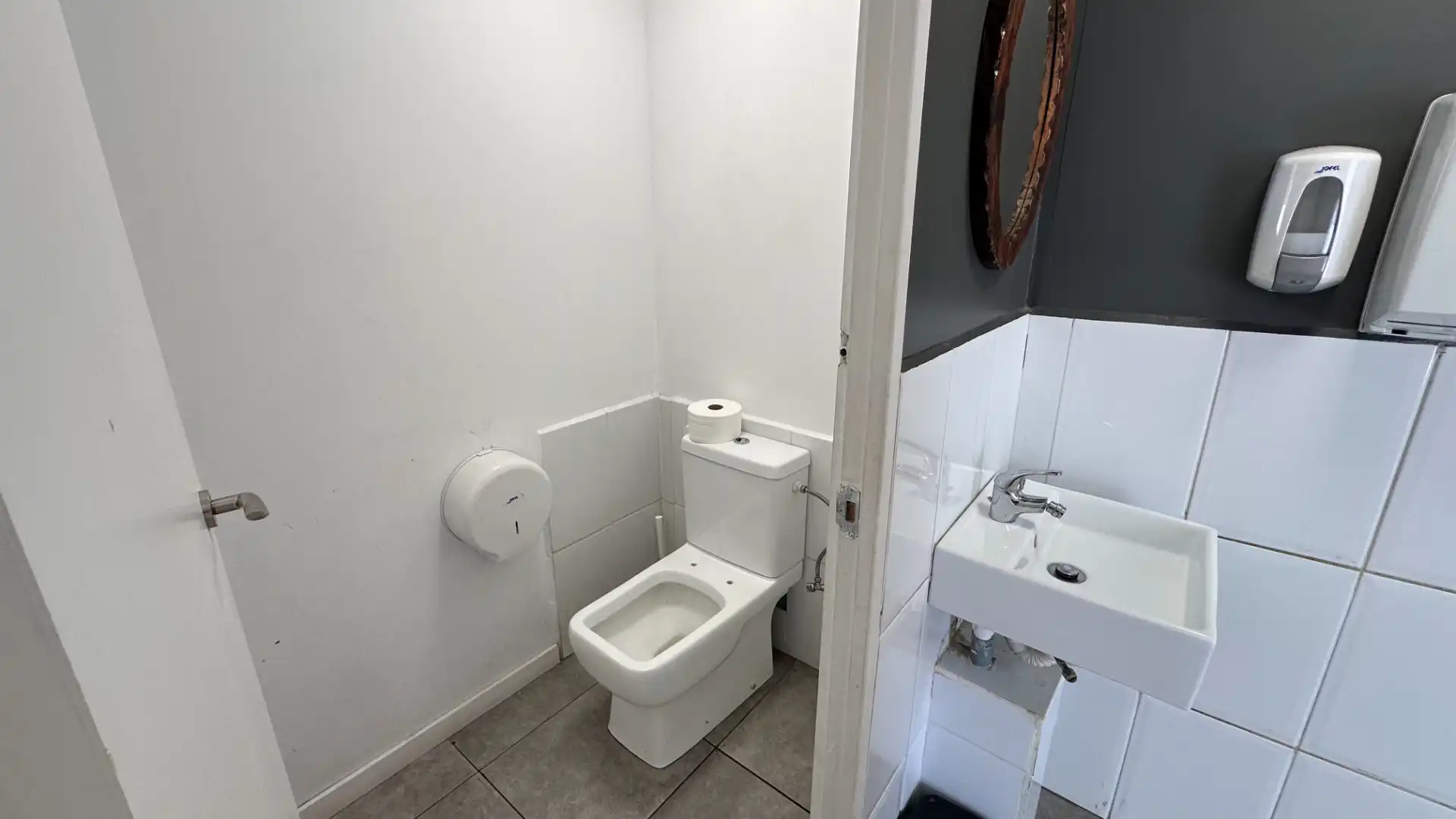 Baño de Local en traspaso en Sant Joan de les Abadesses con Aire acondicionado, Terraza y Amueblado
