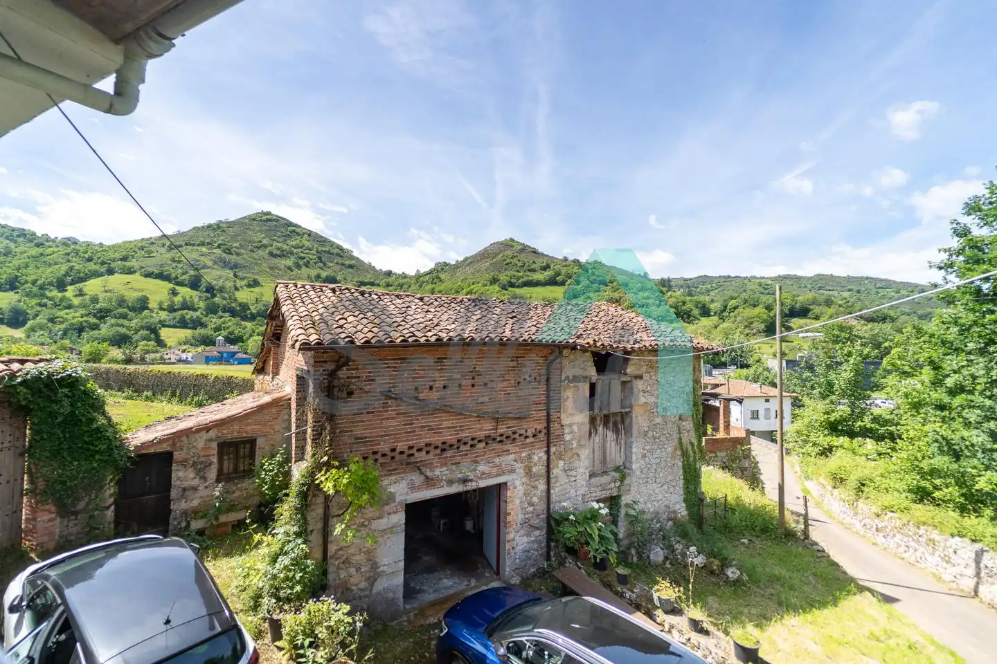 Außenansicht von Einfamilien-Reihenhaus zum Verkauf in Onís mit Heizung, Abstellraum und Balkon