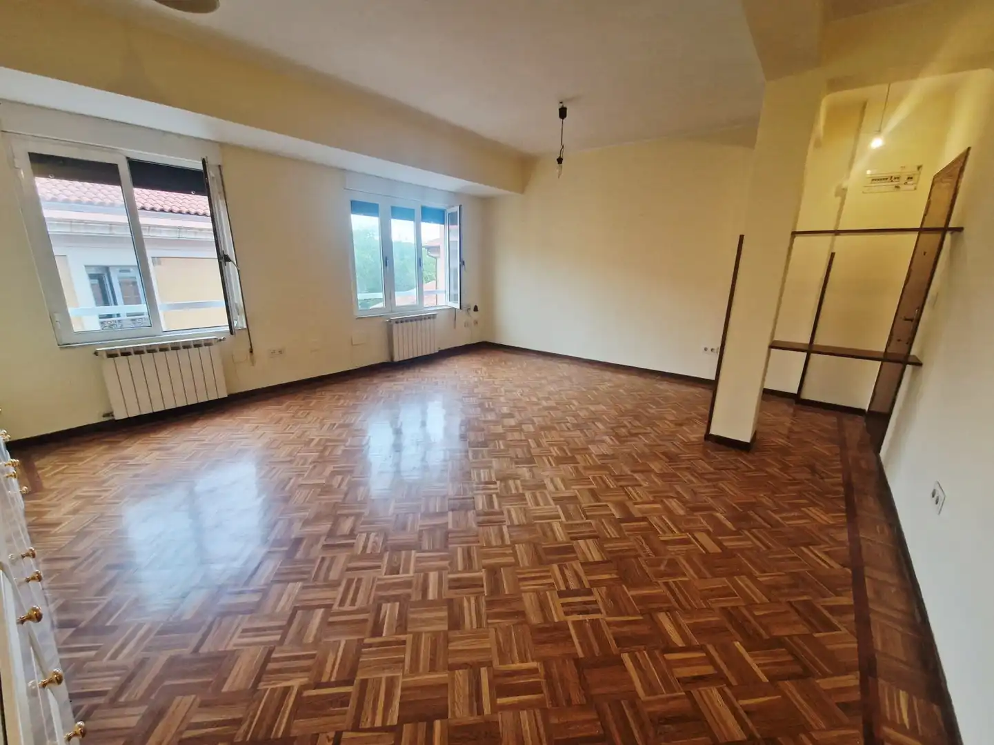 Sala de estar de Piso en venta en Avilés con Calefacción, Parquet y Trastero