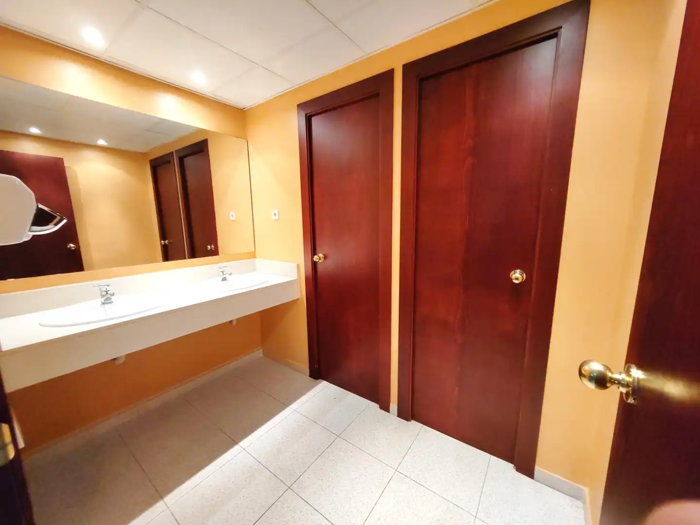 Baño de Oficina en venta en Barcelona con Aire acondicionado, Calefacción y Amueblado