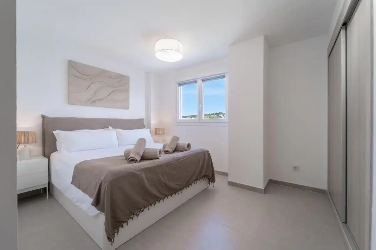 Schlafzimmer von Wohnung zum Verkauf in Manilva mit Klimaanlage, Heizung und Privatgarten