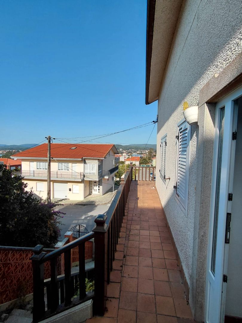 Vista exterior de Casa adosada en venda en Noia amb Terrassa i Traster