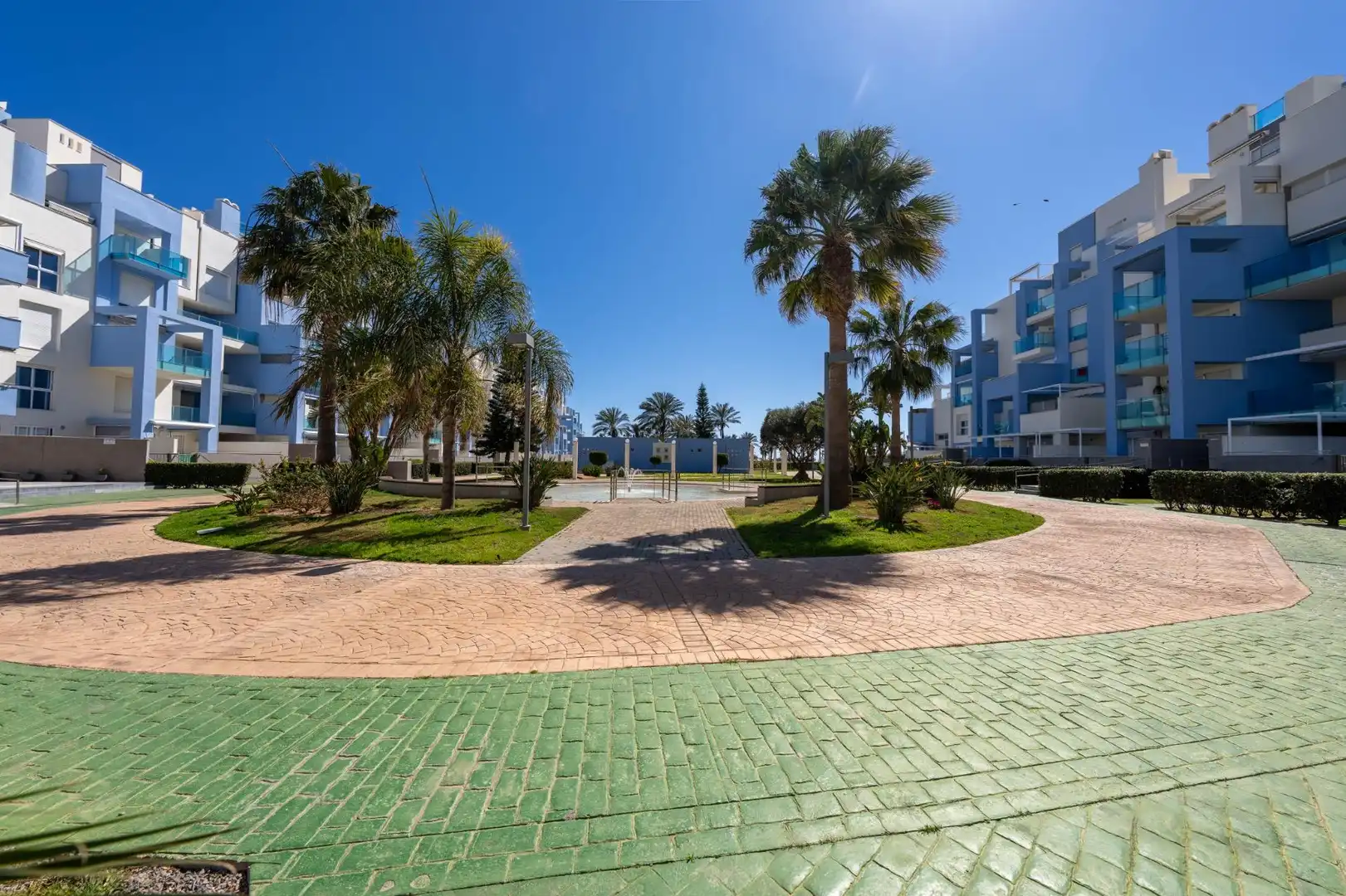 Vista exterior de Apartament en venda en Roquetas de Mar amb Aire condicionat, Calefacció i Jardí privat