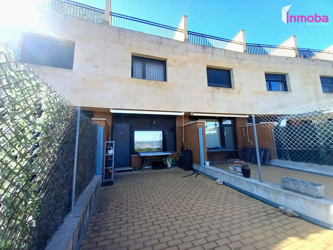 Vista exterior de Casa o xalet en venda en Aranda de Duero amb Calefacció, Jardí privat i Parquet