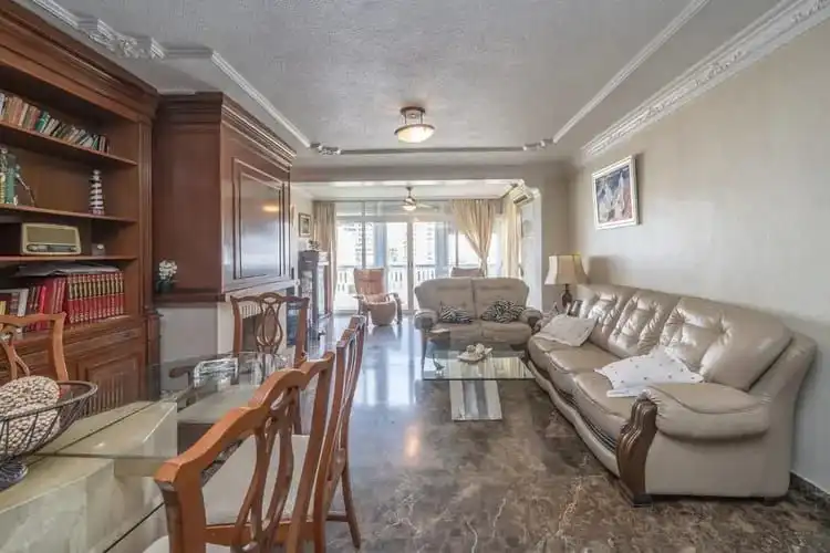 Sala de estar de Piso en venta en Benidorm con Terraza, Amueblado y Piscina comunitaria