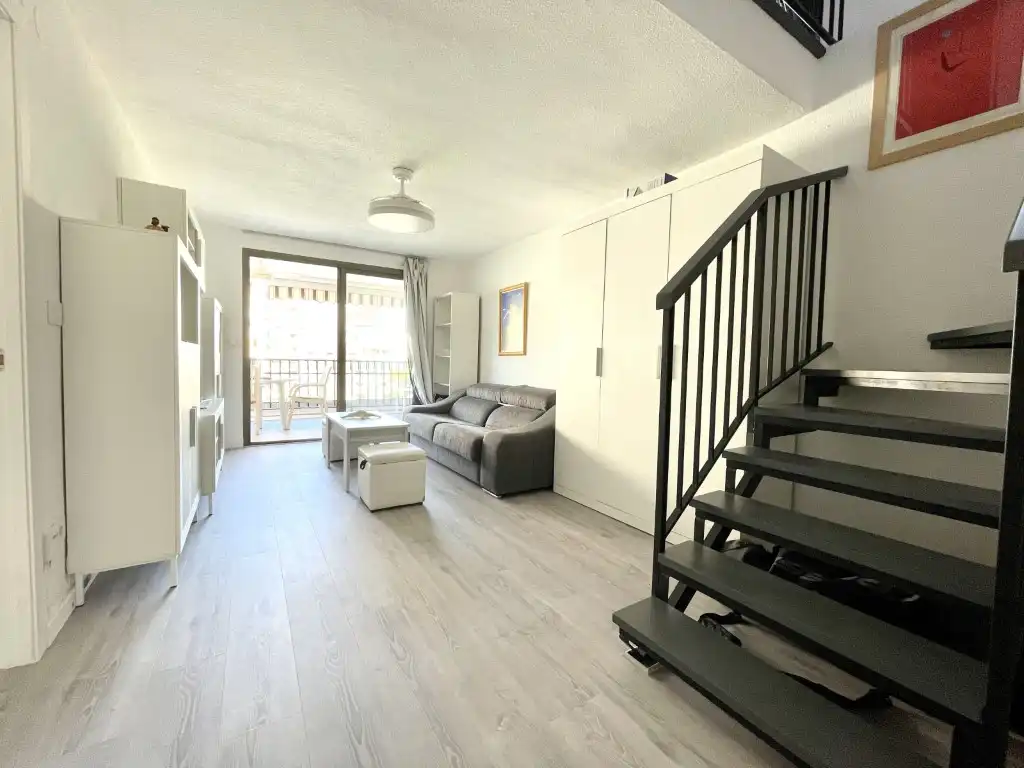Wohnzimmer von Wohnungen zur Miete in Benicasim / Benicàssim mit Klimaanlage, Privatgarten und Terrasse