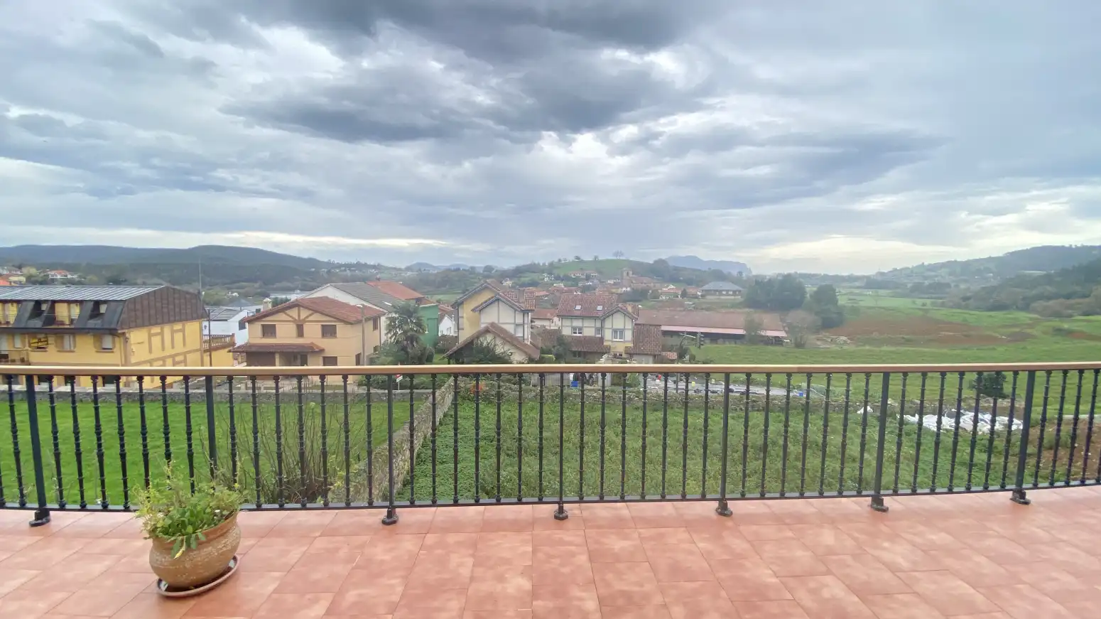 Terrasse von Einfamilien-Reihenhaus zum Verkauf in Voto mit Heizung, Privatgarten und Terrasse
