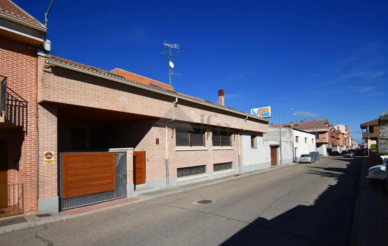 Vista exterior de Casa o xalet en venda en Íscar amb Calefacció, Parquet i Piscina