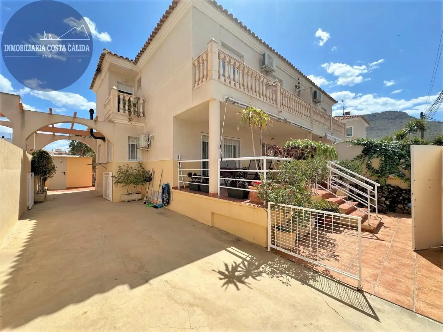 Semi-detached house with terrace for sale in Calabardina