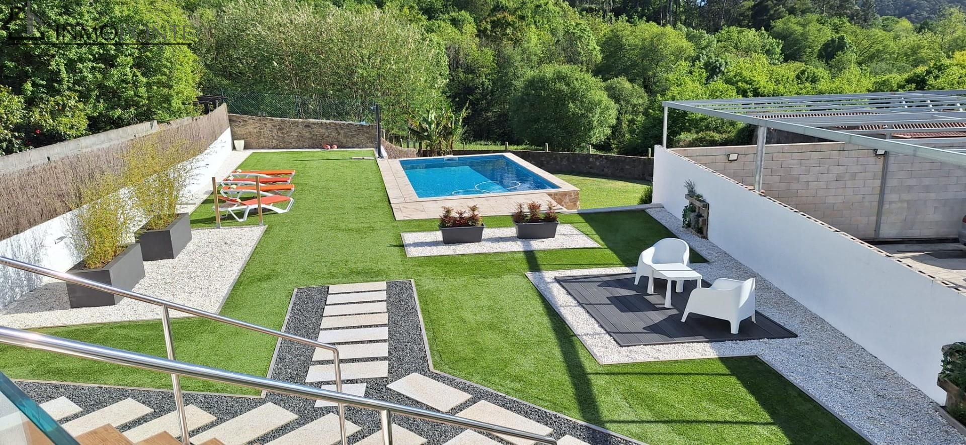 Terrassa de Casa adosada en venda en Pontevedra Capital  amb Jardí privat