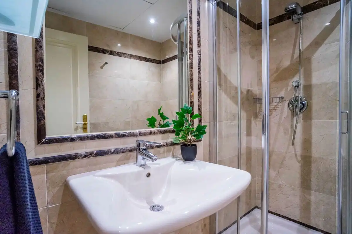 Baño de Piso en venta en Marbella con Aire acondicionado, Calefacción y Jardín privado