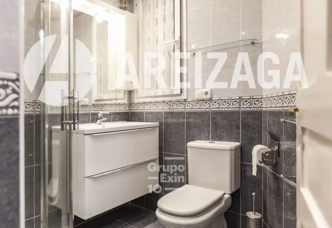 Baño de Piso en venta en Donostia - San Sebastián  con Calefacción y Balcón