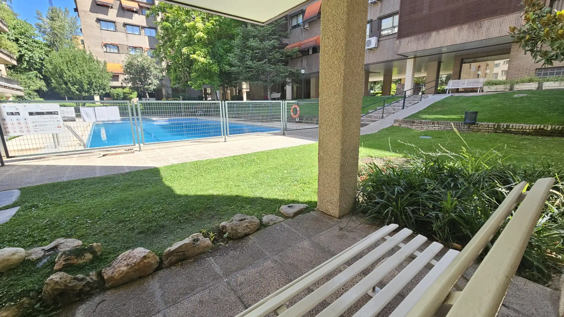Schwimmbecken von Wohnung zum Verkauf in Madrid mit Klimaanlage, Heizung und Privatgarten