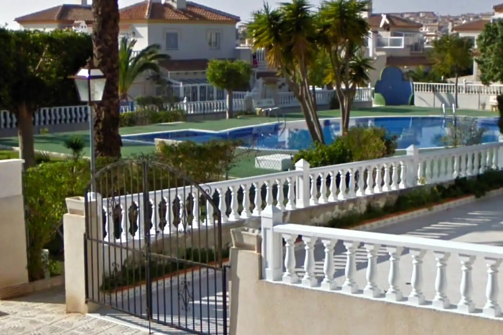 Vista exterior de Casa adosada en venda en Torrevieja amb Aire condicionat, Calefacció i Jardí privat