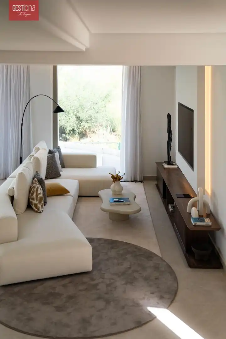 Wohnzimmer von Dachboden zum Verkauf in Benahavís mit Klimaanlage, Heizung und Privatgarten
