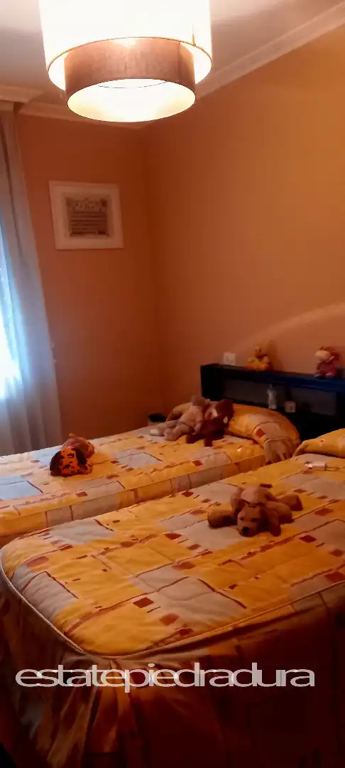 Dormitori de Casa o xalet en venda en Pontevedra Capital  amb Calefacció, Jardí privat i Parquet