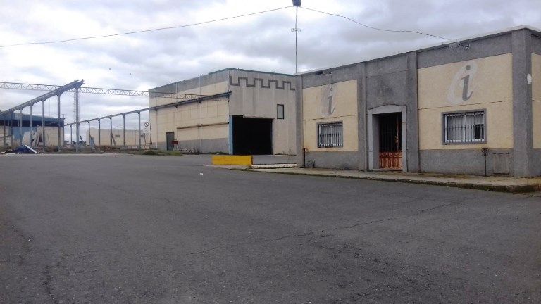Vista exterior de Nau industrial en venda en Dos Torres