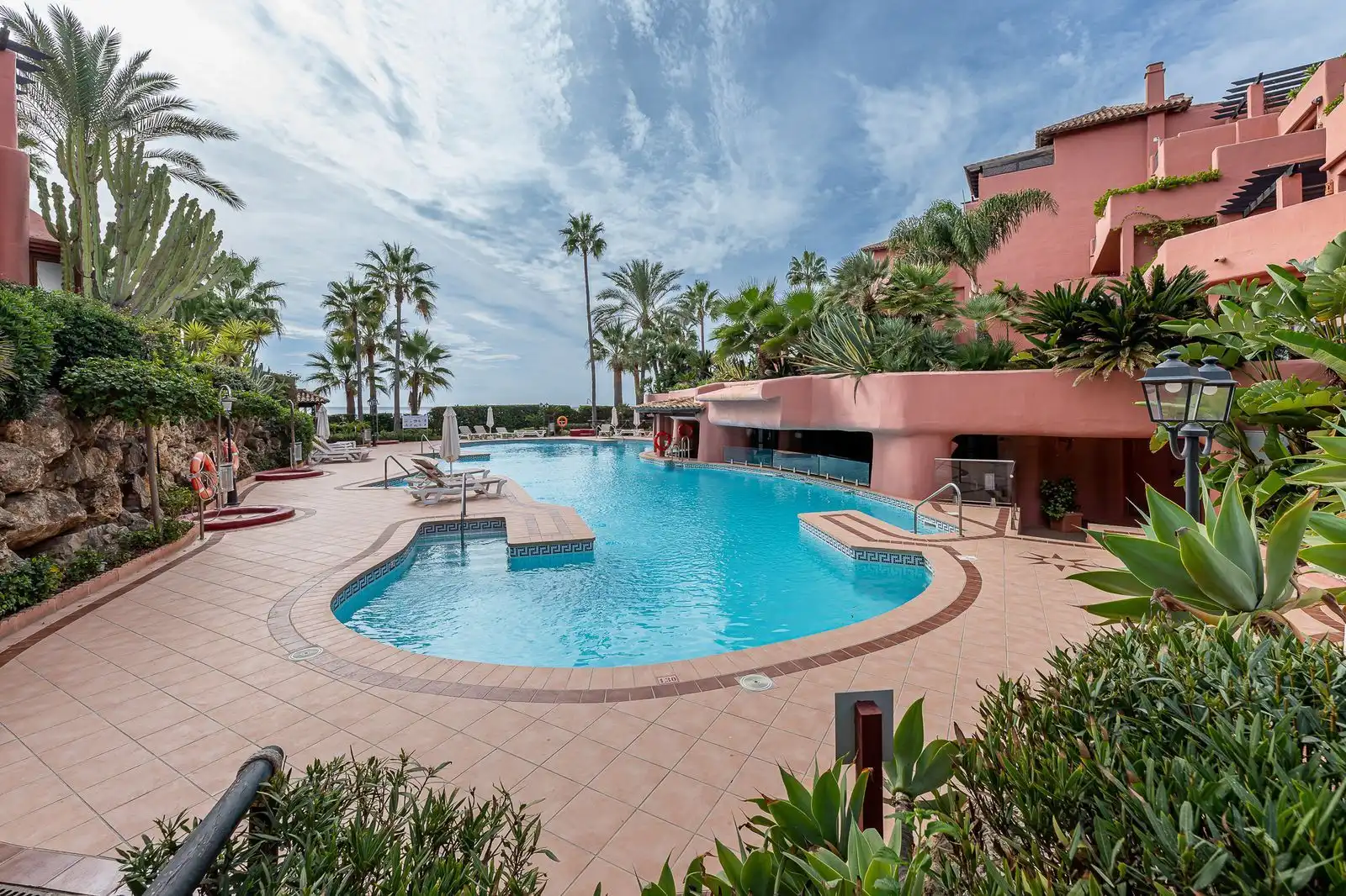 Schwimmbecken von Maisonette zum Verkauf in Estepona mit Klimaanlage, Terrasse und Möbliert