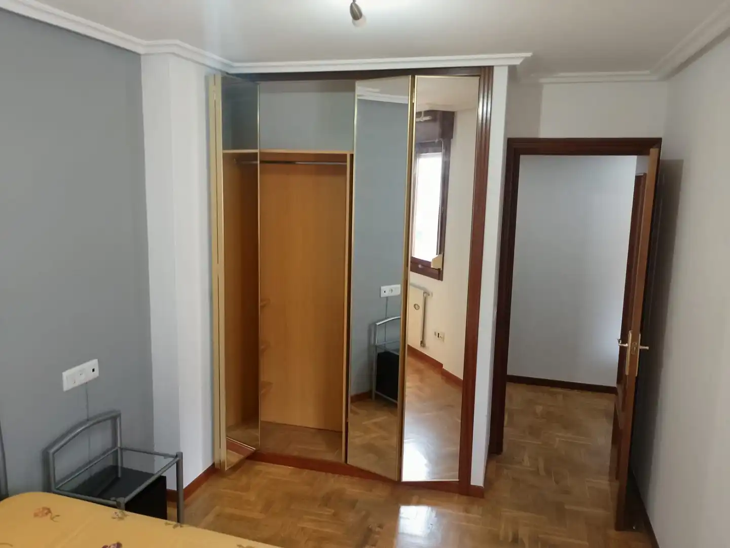 Habitación de Apartamento de alquiler en Oviedo  con Calefacción, Parquet y Amueblado