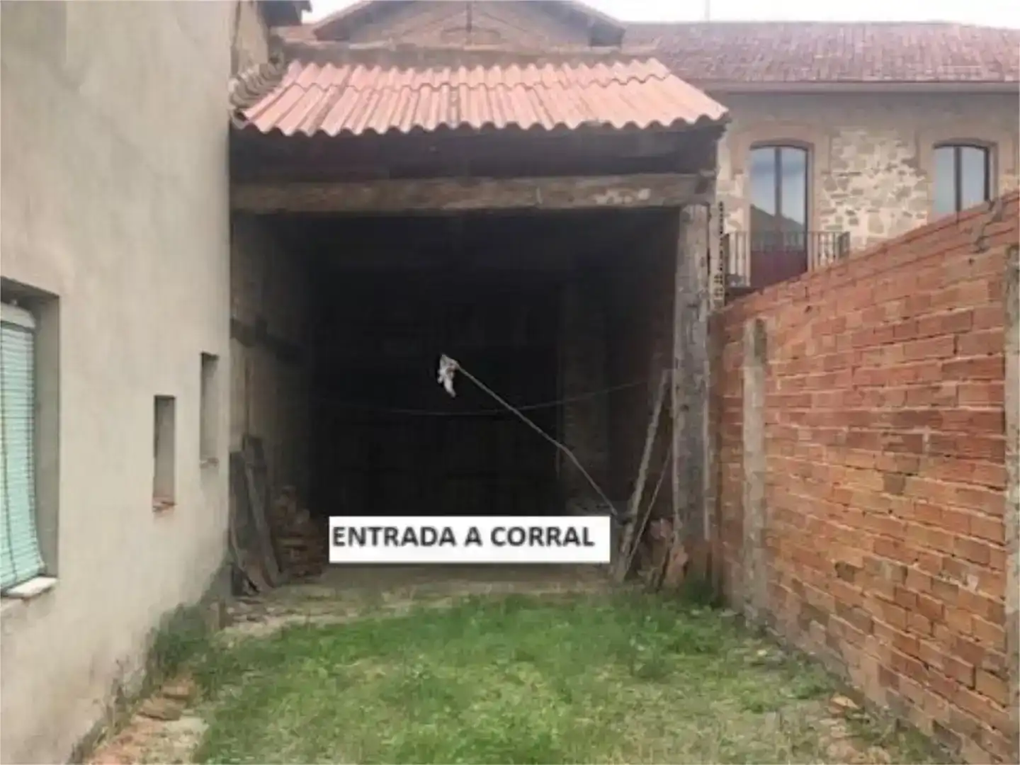 Aparcament de Casa adosada en venda en Navas de Oro amb Jardí privat, Traster i Moblat