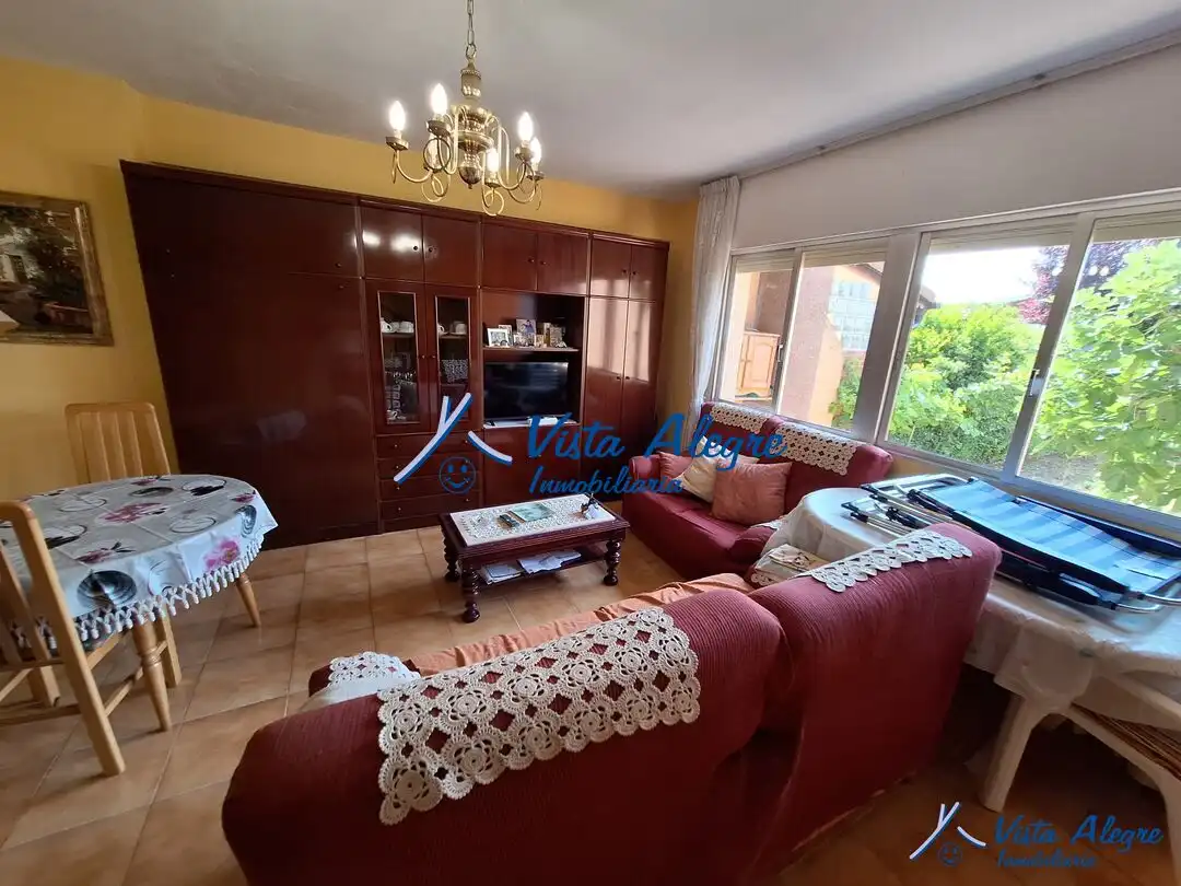 Sala d'estar de Casa adosada en venda en Anguciana amb Calefacció, Jardí privat i Traster