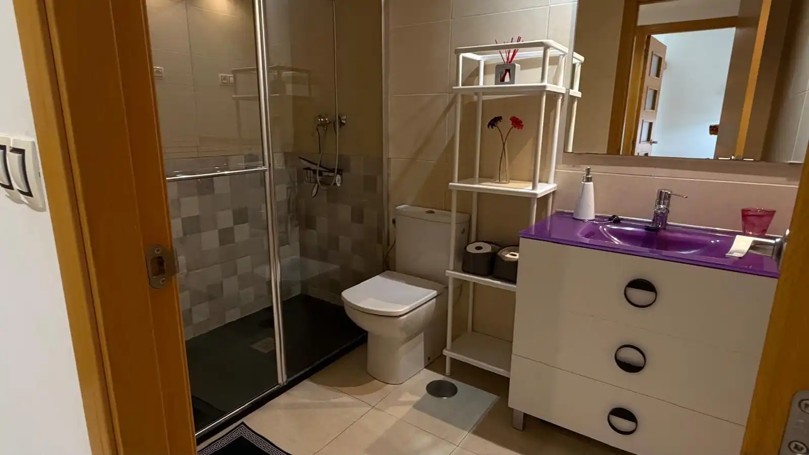 Bathroom of Apartments for rent in Benidorm  with Air Conditioner, Balcony and Community pool