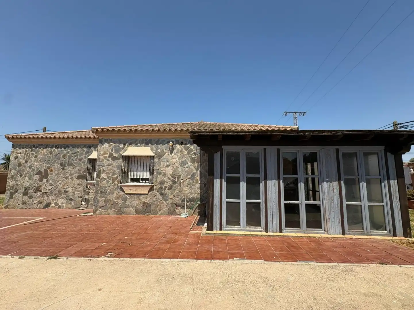 Vista exterior de Casa o xalet en venda en Chiclana de la Frontera amb Jardí privat