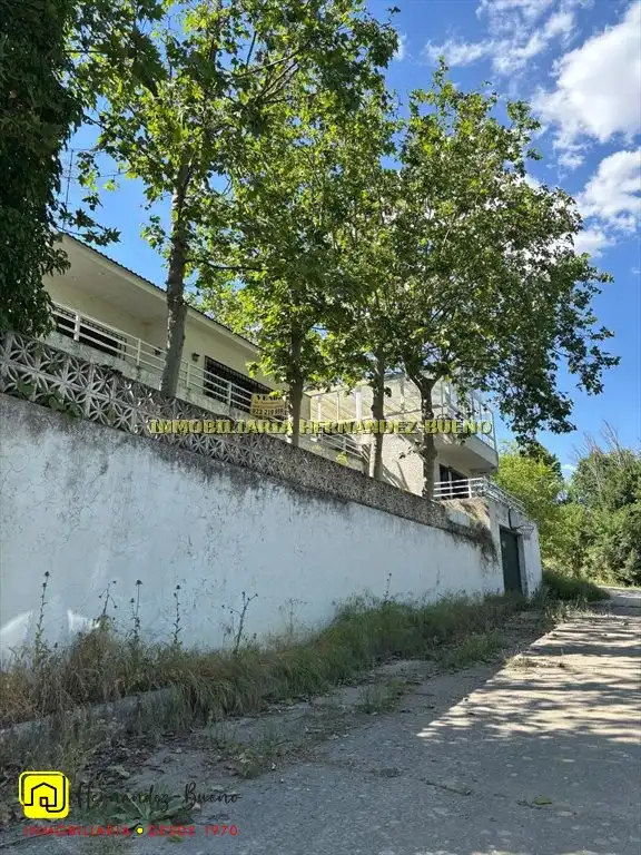 Vista exterior de Casa o xalet en venda en Alba de Tormes amb Jardí privat i Piscina
