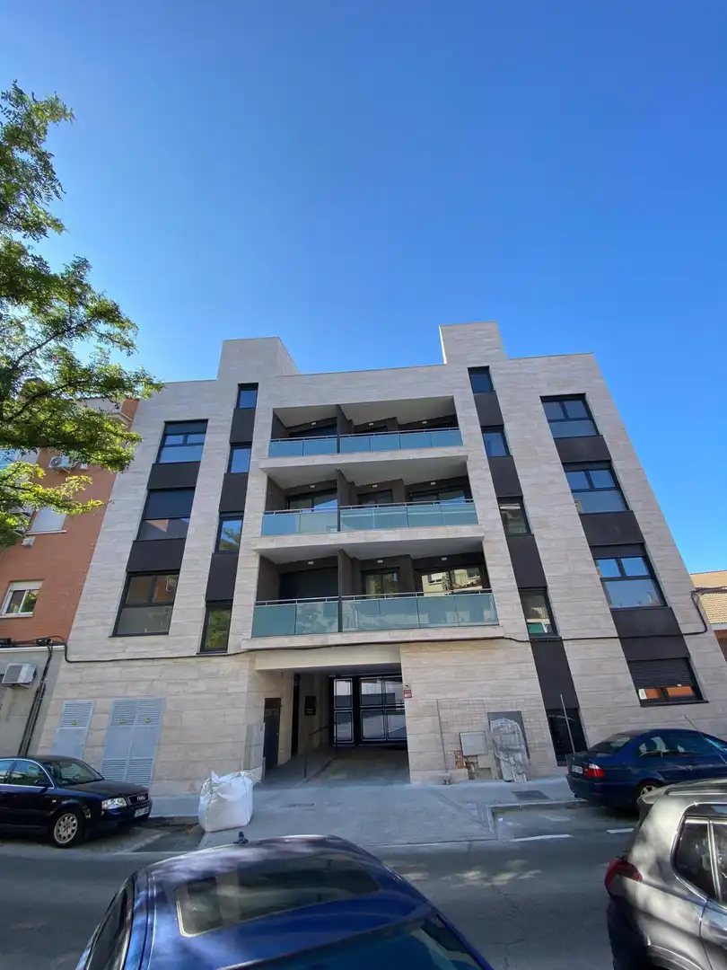 Vista exterior de Piso en venta en Madrid con Calefacción y Piscina comunitaria
