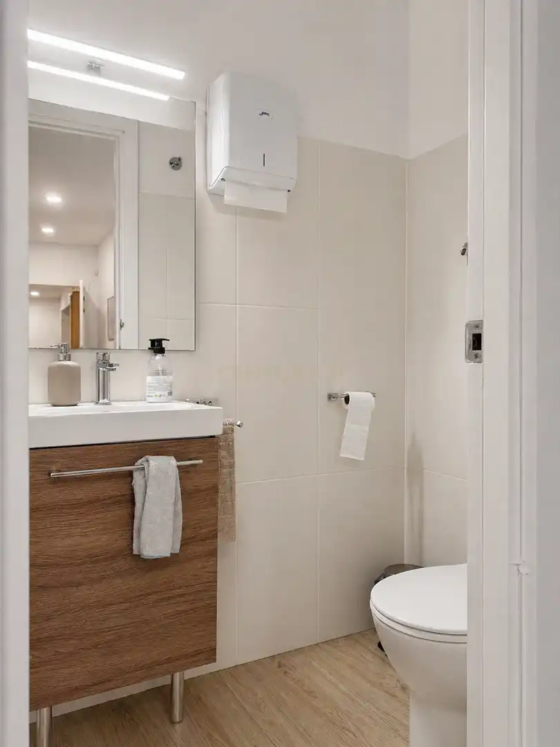 Baño de Local de alquiler en Sant Cugat del Vallès con Aire acondicionado