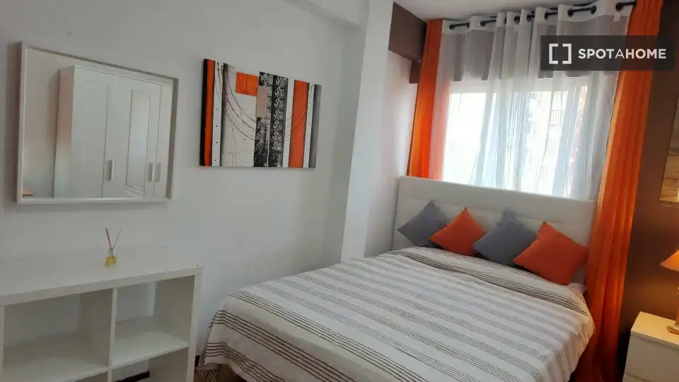 Habitación de Piso de alquiler en Alcalá de Henares con Aire acondicionado, Calefacción y Amueblado