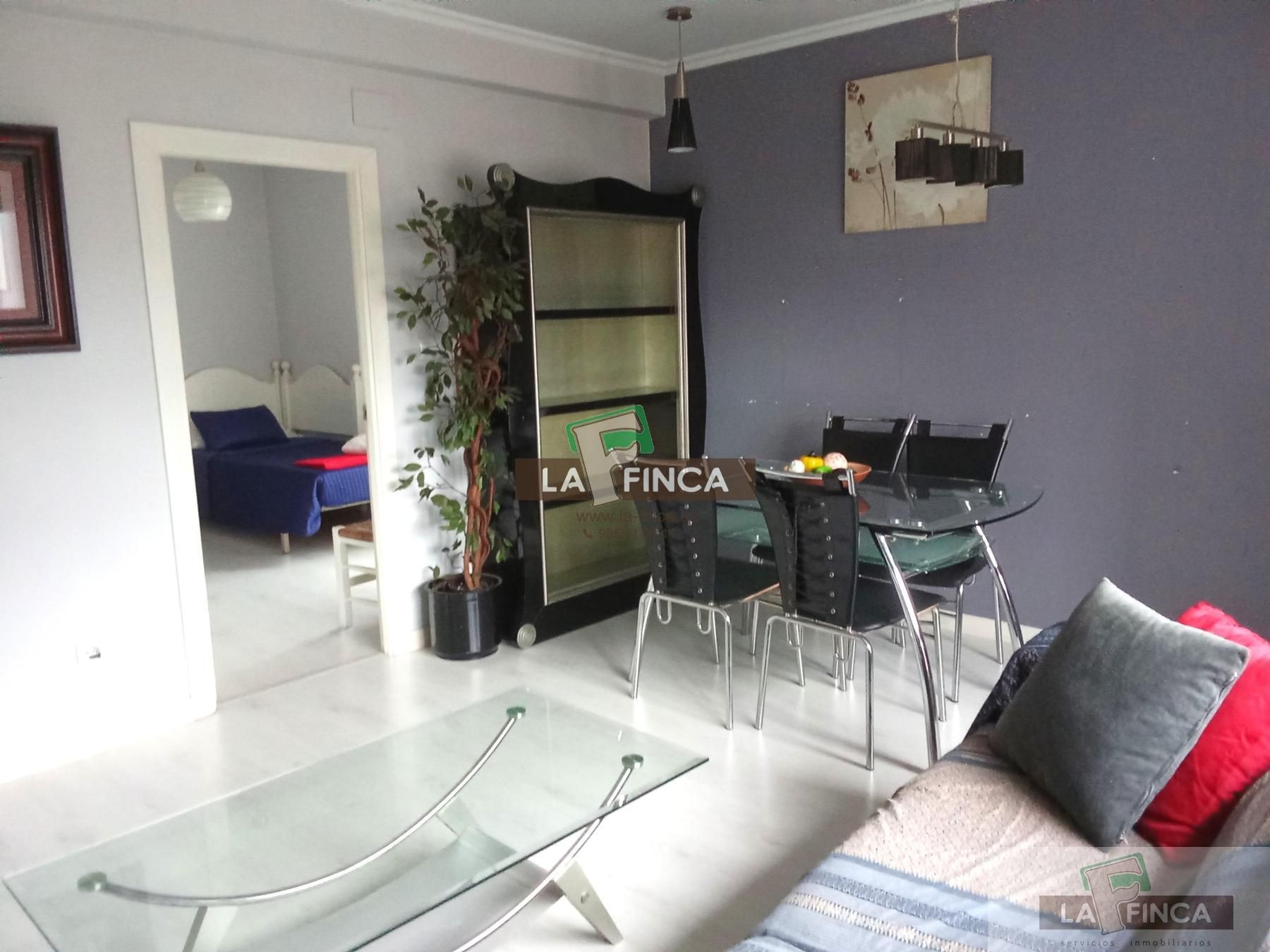 Sala d'estar de Pis en venda en Oviedo  amb Calefacció i Moblat