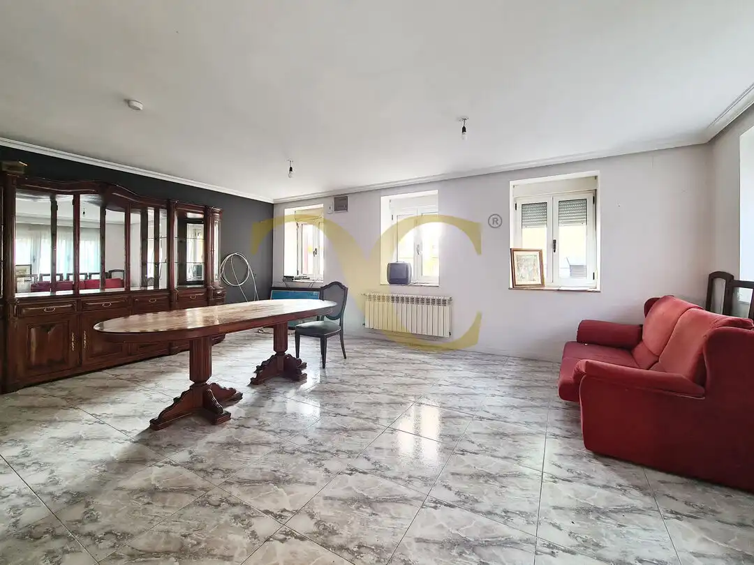Sala d'estar de Casa o xalet en venda en Soto del Barco amb Calefacció, Jardí privat i Traster
