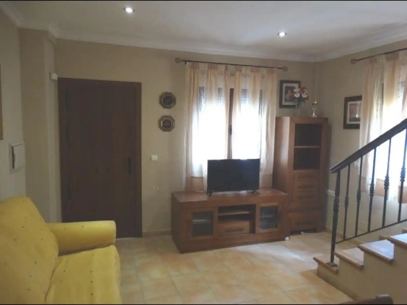 Sala d'estar de Casa o xalet en venda en Villanueva del Rosario amb Aire condicionat, Terrassa i Moblat