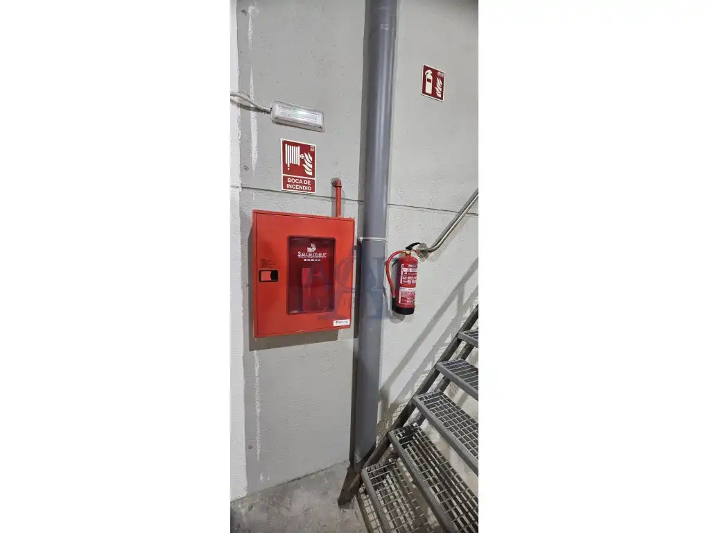 Parkplatz von Fabrikhallen zur Miete in Badalona