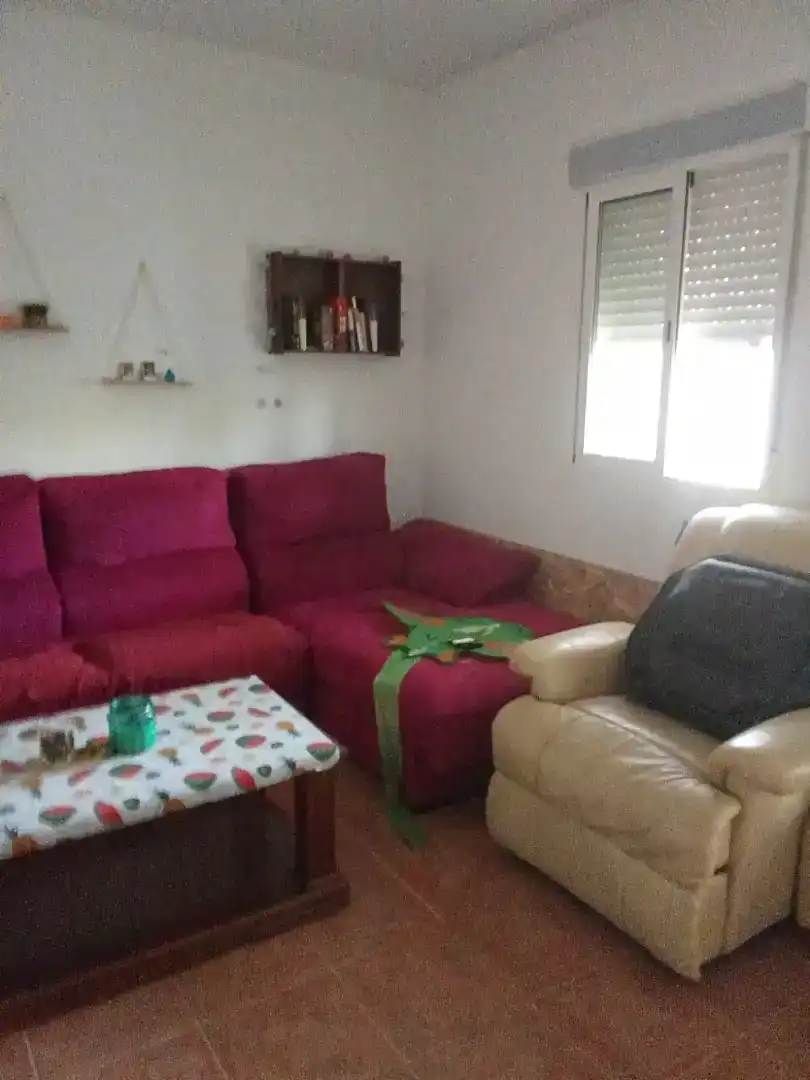 Sala d'estar de Finca rústica en venda en Arroyo de la Luz amb Jardí privat, Piscina i Moblat