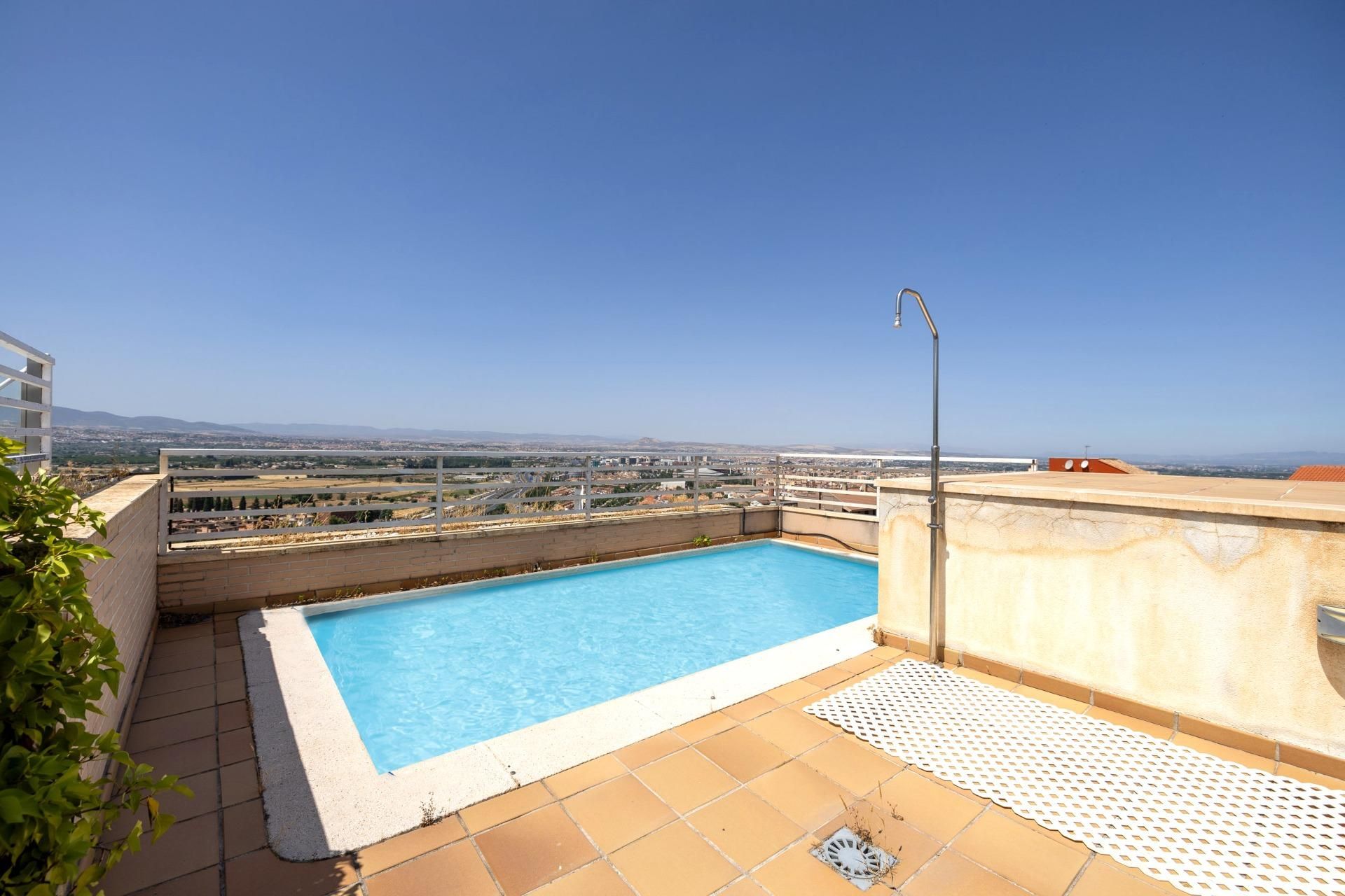Piscina de Casa adosada en venda en  Granada Capital amb Aire condicionat, Calefacció i Terrassa