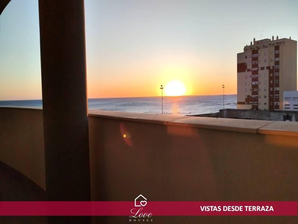 Vista exterior de Pis en venda en  Cádiz Capital amb Calefacció i Terrassa