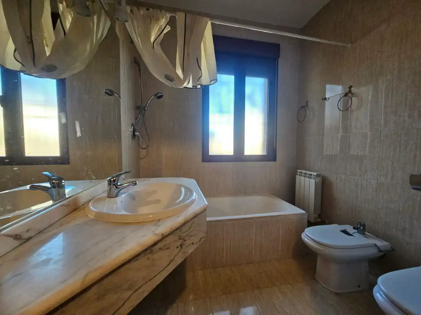 Bany de Casa o xalet en venda en Navahermosa amb Aire condicionat, Piscina i Balcó