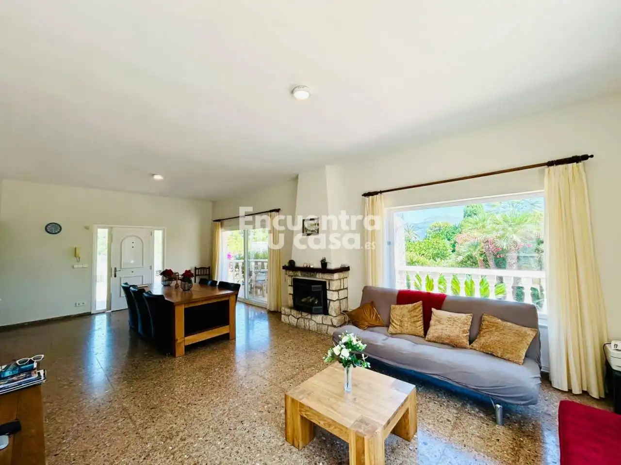 Sala d'estar de Casa o xalet en venda en L'Alfàs del Pi amb Aire condicionat, Calefacció i Jardí privat