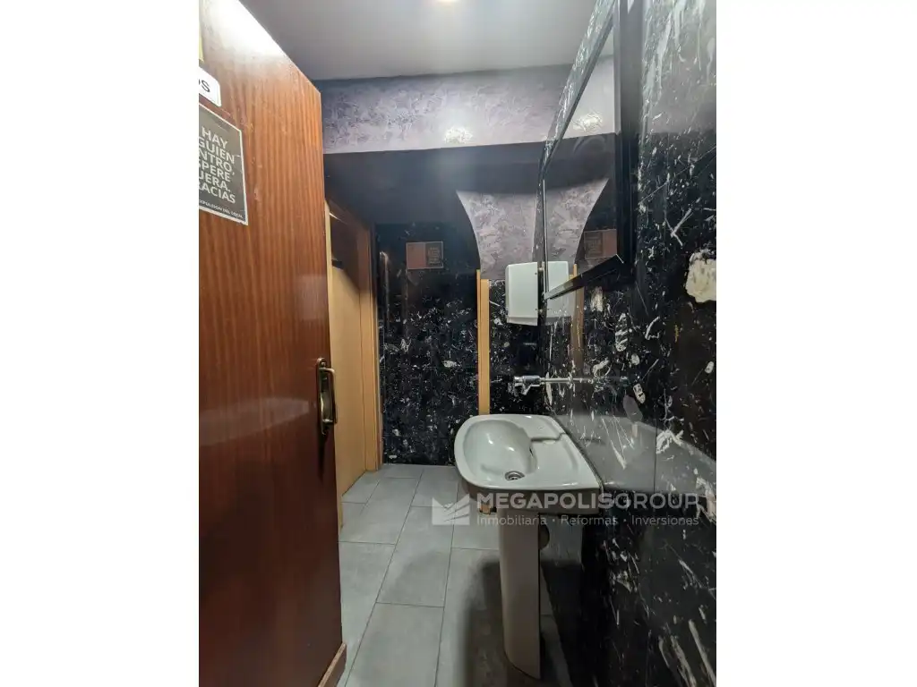 Baño de Local en venta en L'Hospitalet de Llobregat con Aire acondicionado