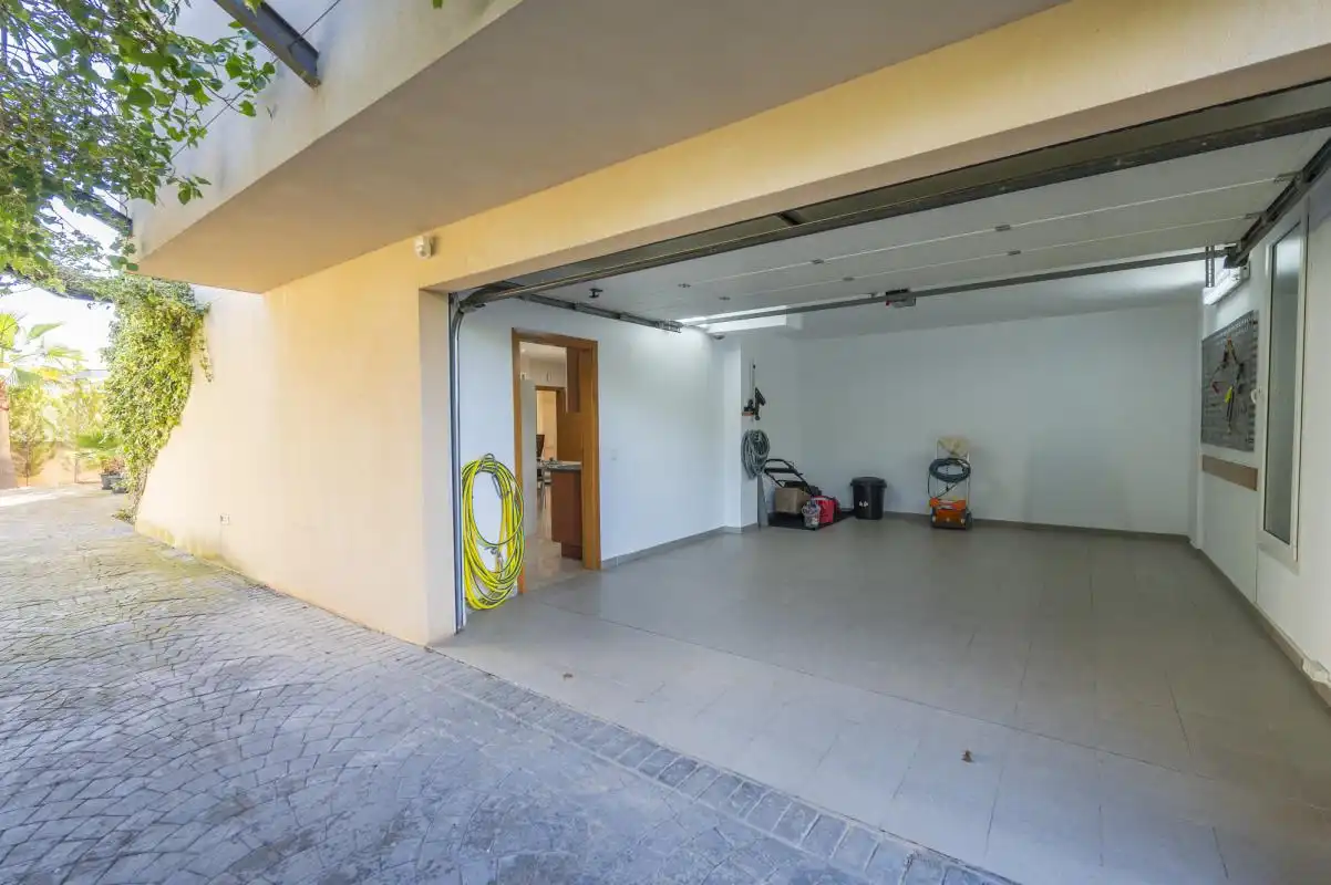Parking de Casa o chalet de alquiler en Sant Josep de sa Talaia con Aire acondicionado, Calefacción y Jardín privado