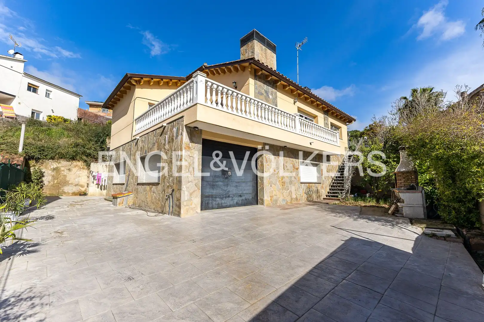 Vista exterior de Casa o xalet en venda en Rubí amb Calefacció, Jardí privat i Parquet